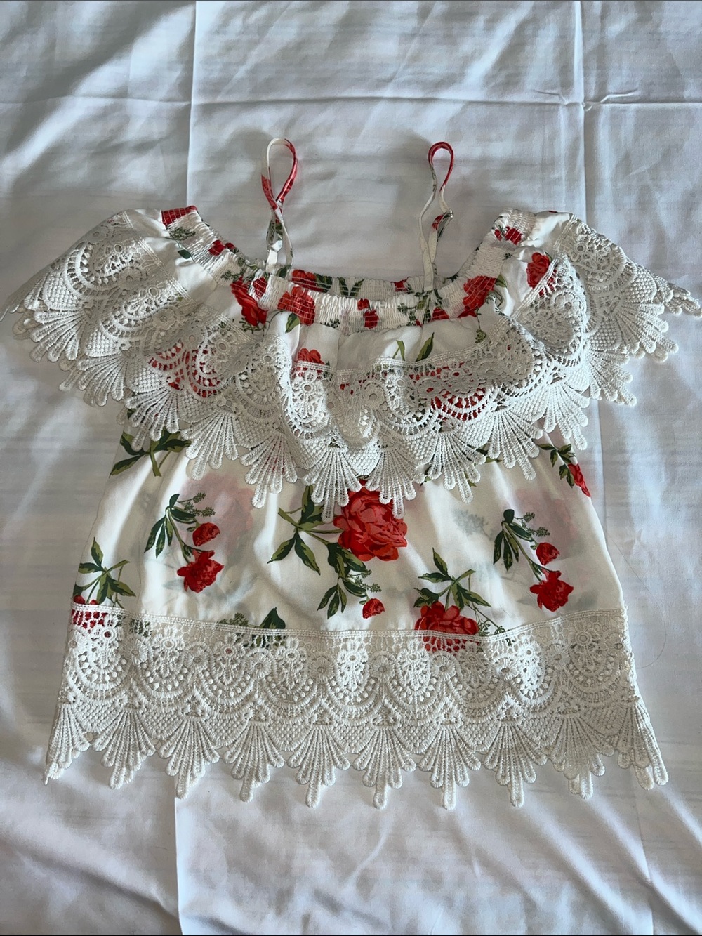 No Boundaries White Camisole with Red Floral Print and Lace Trim Juniors M‎